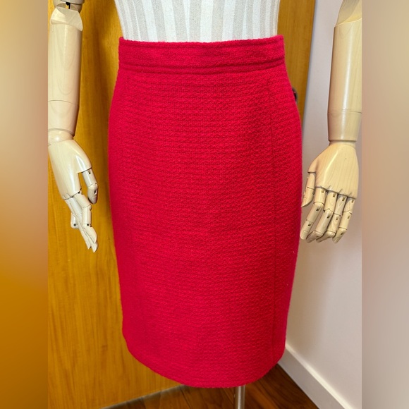 Sunning raspberry red Chanel tweed knee length skirt with CC lining - Picture 1 of 3